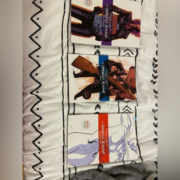 Umbrella academy comic books - Picture 2 of 2